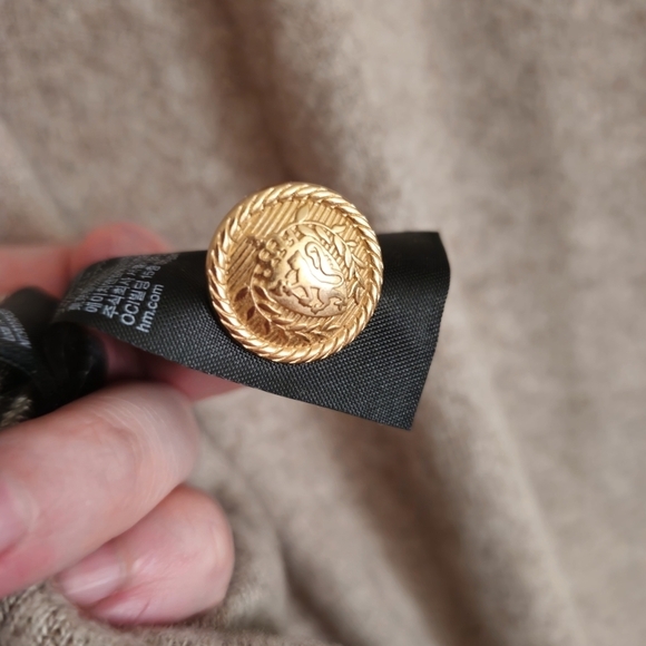 H&M Beige & Gold Button Fine-Knit Mock Neck Sweater Size Large - Picture 7 of 7